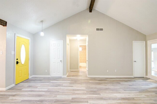 Building Photo - 908 Echo Ln