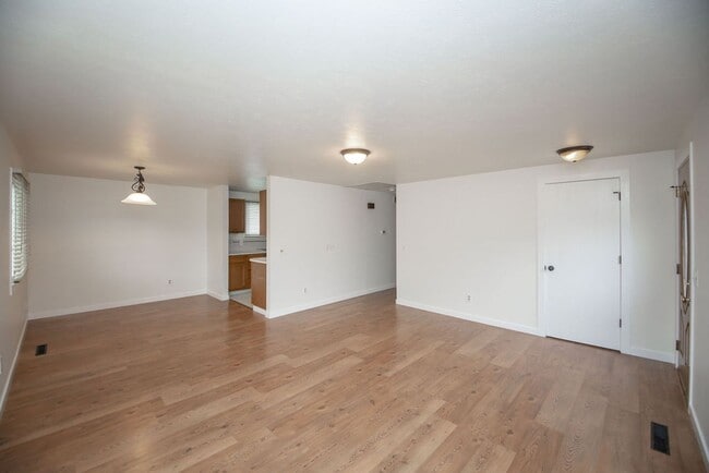 Building Photo - Quiet 2 Bedroom 1 Bath Cul-De-Sac Living with Modern Upgrades