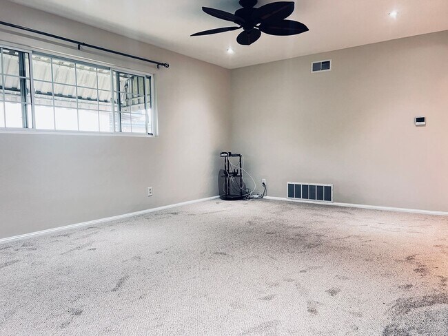 Foto del edificio - El Cajon three bed two bath home recently ...
