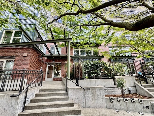 Foto del edificio - Renovated Studio in Capitol Hill with Rooftop City Views!!!!