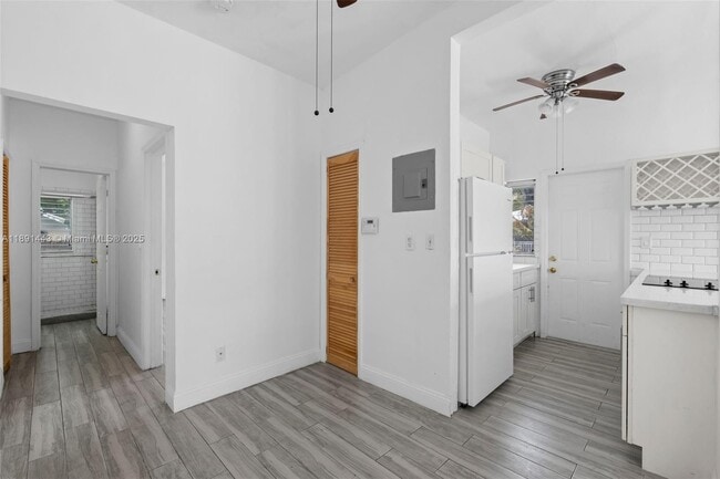 Foto del edificio - 8135 Crespi Blvd