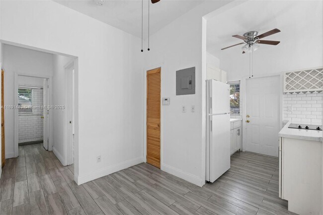 Building Photo - 8135 Crespi Blvd