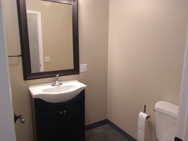 Foto del edificio - 372 Old County Rd