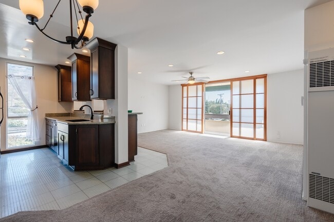 Building Photo - 6455 La Jolla BoulevardUnit 245 Ln