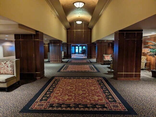 Lobby - 910 S Michigan Ave