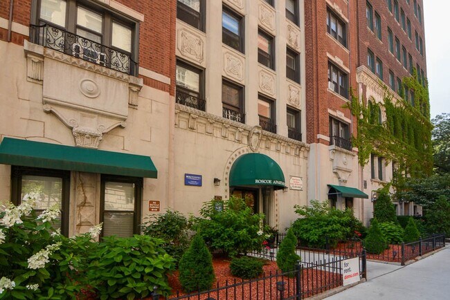 Building Photo - 430 W Roscoe St