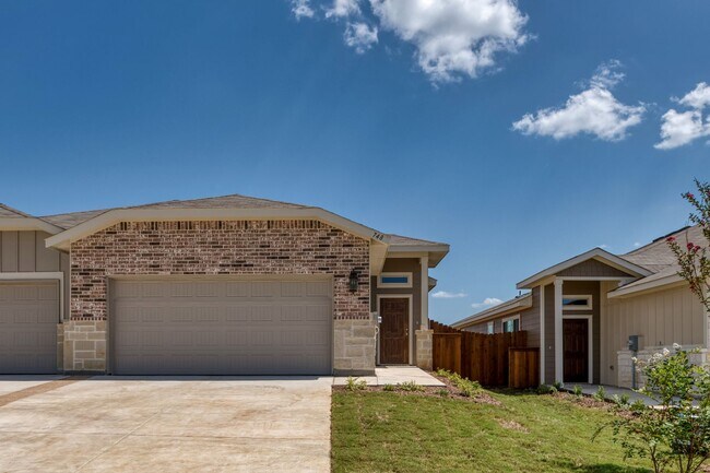 Building Photo - AVAILABLE NOW! GORGEOUS 3 BEDROOM DUPLEX L...
