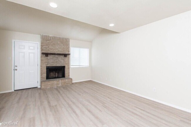 Building Photo - 2 br, 1.5 bath Duplex - 3212 Trenton Drive B