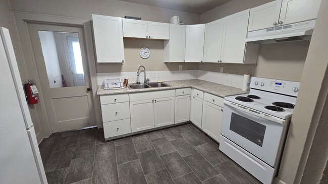 Building Photo - Spacious 2 Bedroom - 1 Bath, Enclosed porch and provided Washer/Dryer!