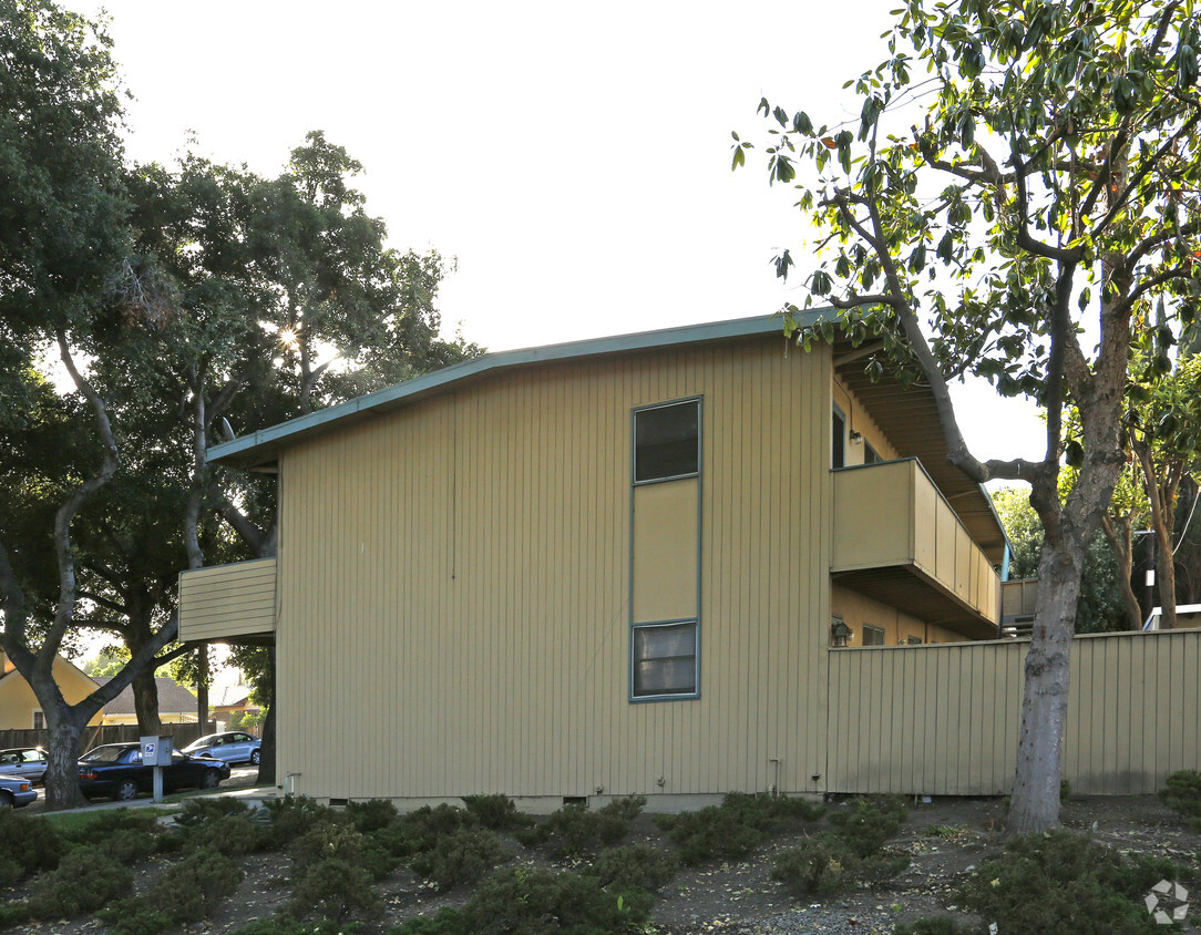 Building Photo - 999 Dana Ave