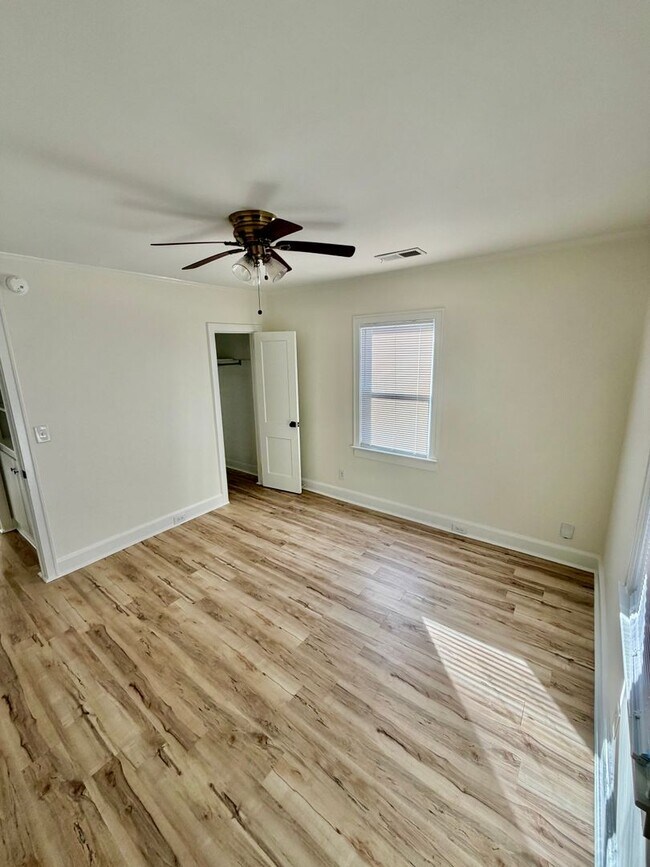 Building Photo - Bungalow in Desirable Rosewood area