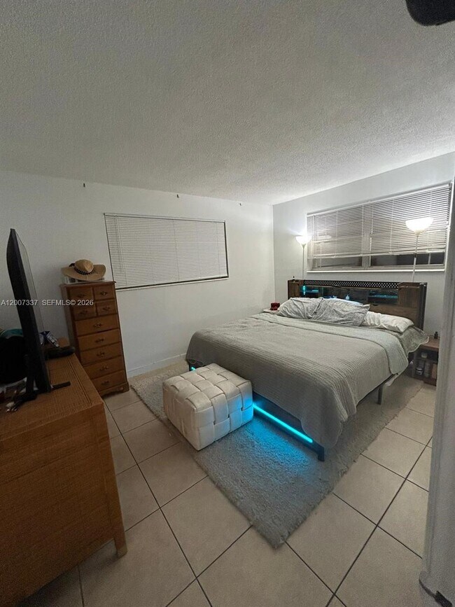 Foto del edificio - 1100 NE 1st Ct