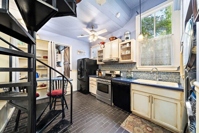 Building Photo - 1211 33rd St