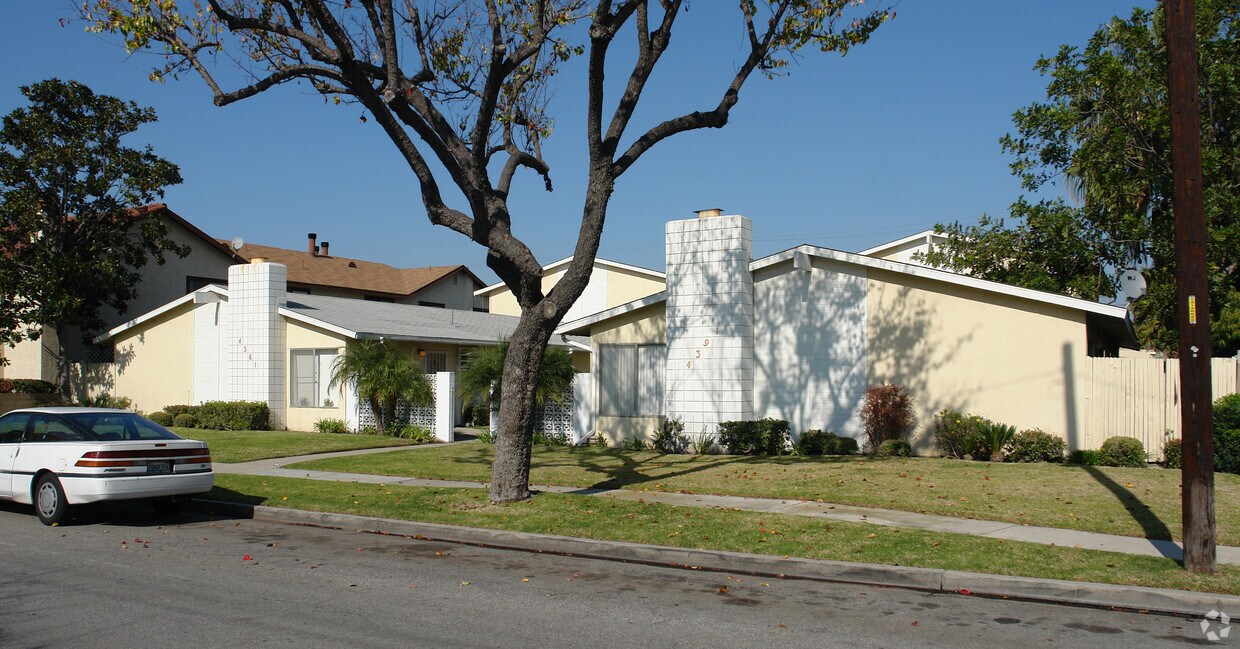 Building Photo - 4381-4391 Howard Ave