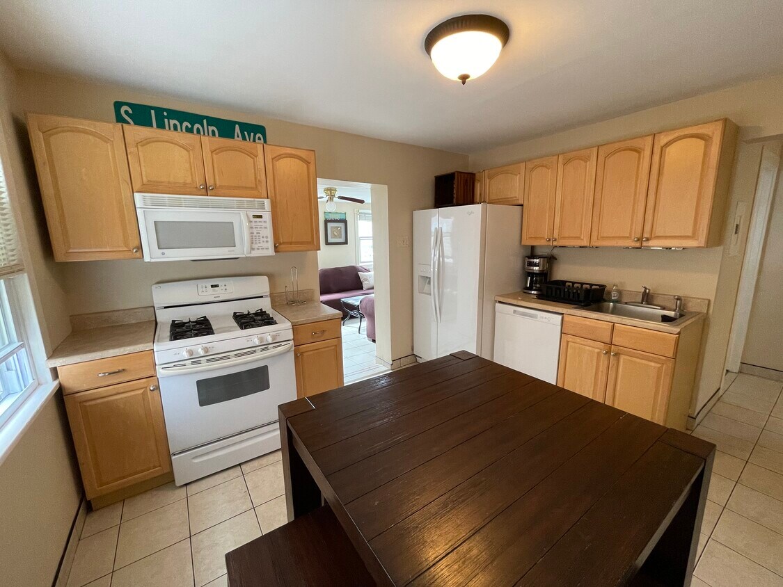 Primary Photo - 233 1st Ave
