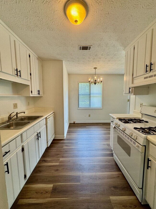 Building Photo - Corner Lot - Ranch home in Powder Springs!