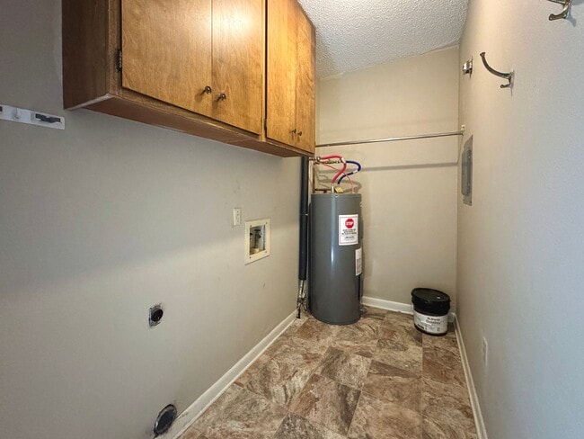 Building Photo - 2/1.5 1400sqft Townhouse with Water, Trash...