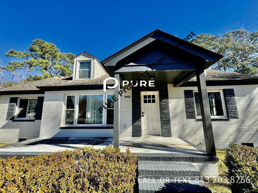 Primary Photo - 4 bed, HUGE YARD!