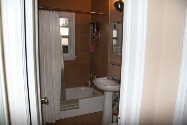 Building Photo - CUTE 2 BED/2 BATH HOUSE NEAR SUNSET GOLF C...