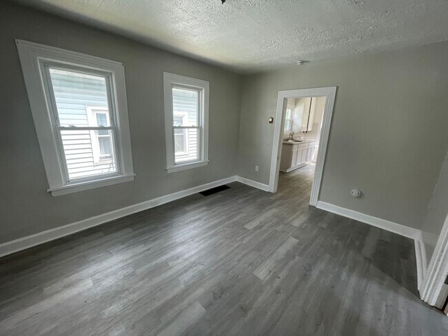 Building Photo - SECTION 8 and EDEN Accepted! Spacious, New...