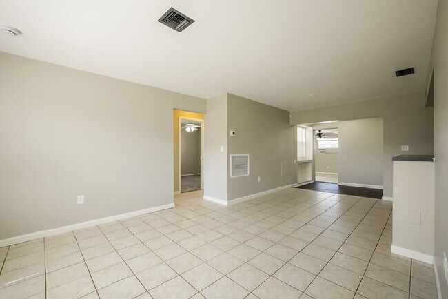 Foto del edificio - 8910 Cypress Lake Dr