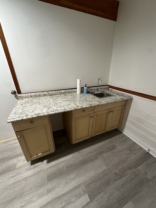 Foto del edificio - 2 bd 1 ba Basement apartment