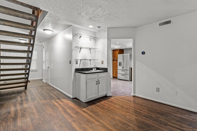 Building Photo - Beautiful 2-Bed, 2.5-Bath Home with Spacio...