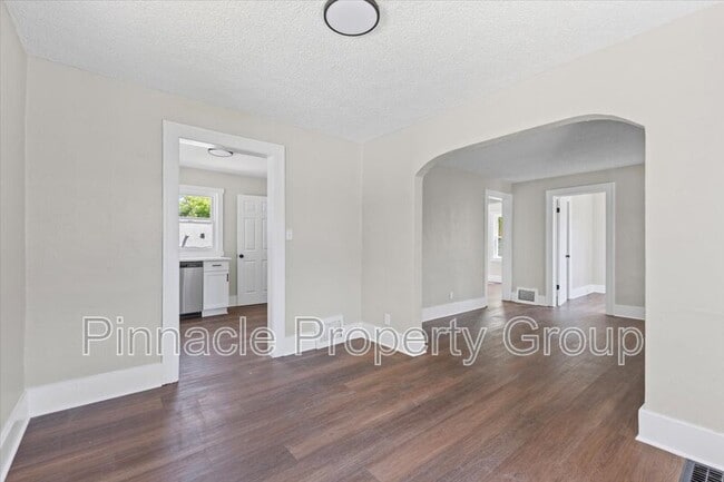 Building Photo - 920 Premont Ave