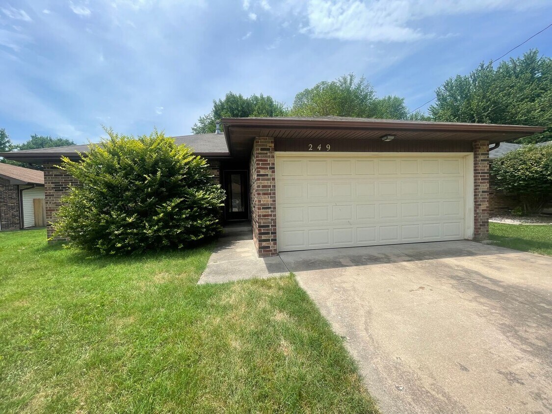 Primary Photo - COMING SOON-Cozy House 3 bed 2 bath 2 car ...