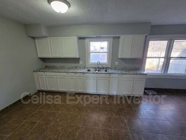 Foto del edificio - 3118 Robinwood Dr