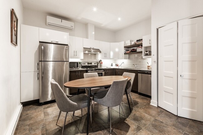 Building Photo - 1500 Ave des Pins Ouest