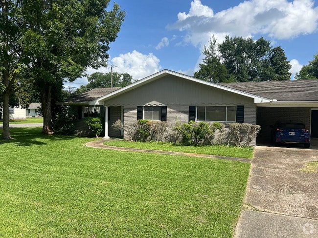 Building Photo - 111 Greenwood Dr