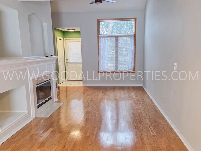 Foto del edificio - 2 Bedroom Townhome in Gated Community in West Des Moines