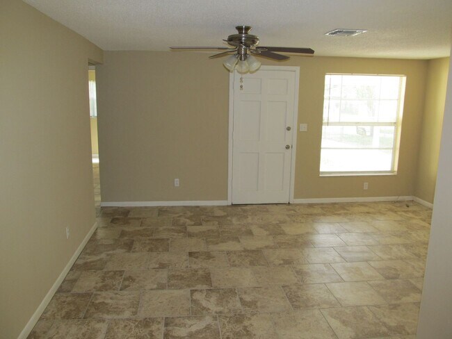 Foto del edificio - Three bedroom one and a half bathroom house with large yard space