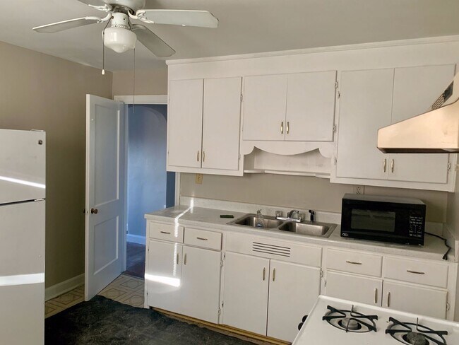 Building Photo - Adorable 2BR/1BA Home Near Norfolk Naval B...