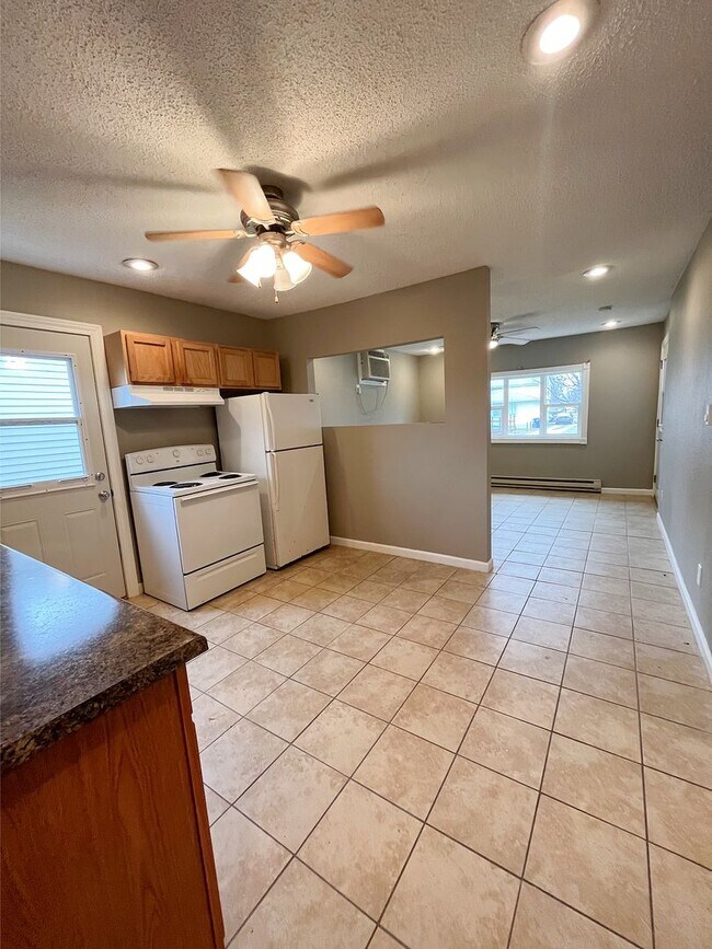 415 E Young Ave Unit B, Hoopeston, IL 60942 Room for Rent in