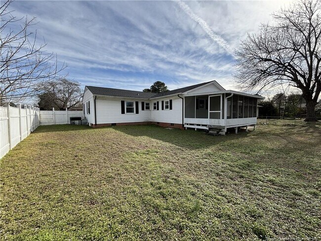Building Photo - 808 Sandalwood Dr