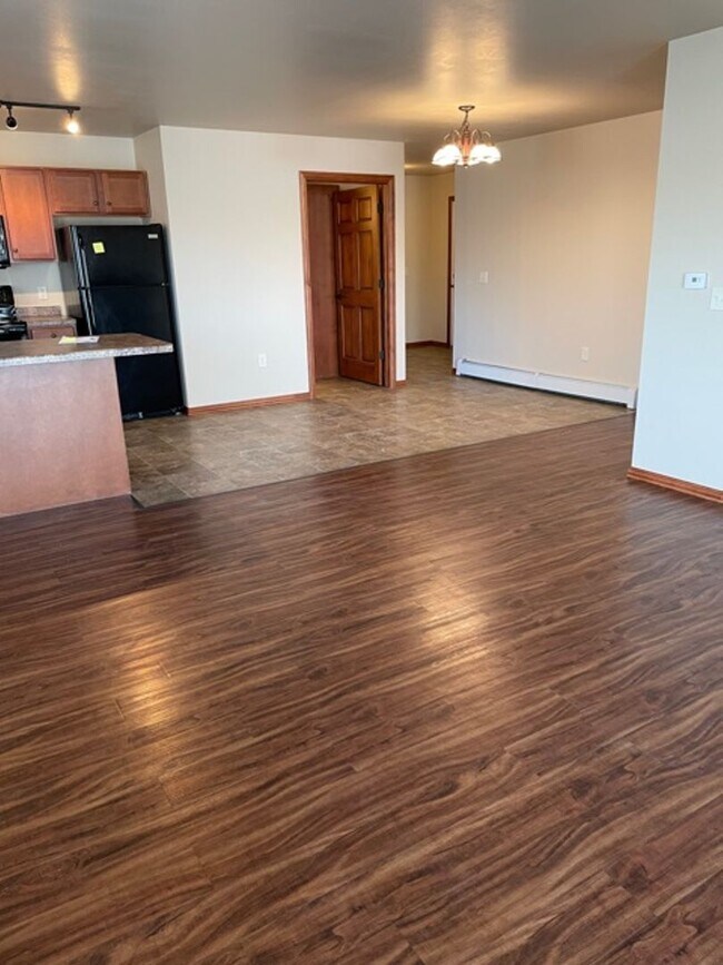 Foto del edificio - 2 Bedroom, 2 Bathroom Lower Available