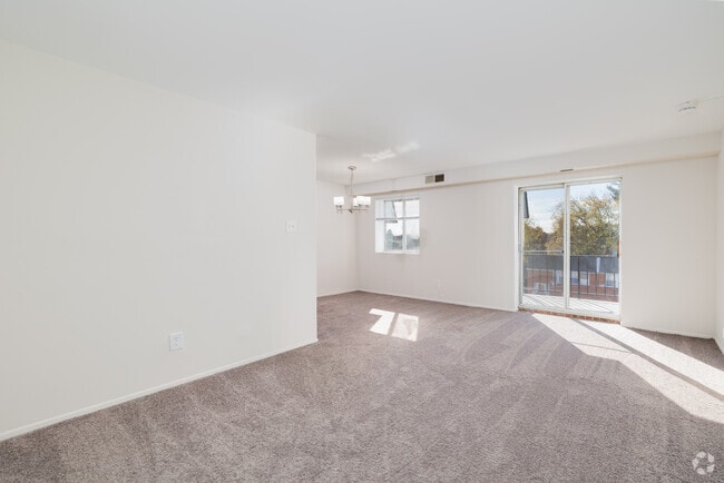 1BR, 1BA - 730SF - Living Room - Lindenwood North and West