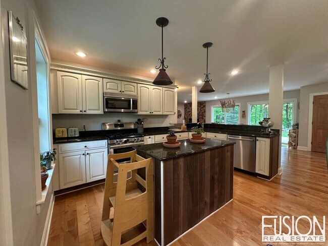 Foto del edificio - Beautiful, Spacious, Private Four Bedroom ...
