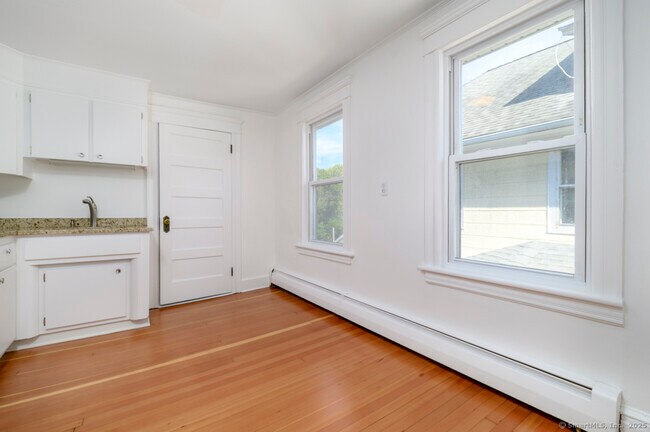 Foto del edificio - 231 Flax Hill Rd