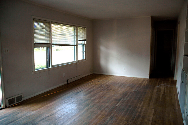 living room - 941 E Jefferson St