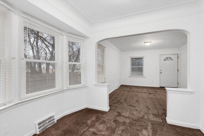 Foto del edificio - 12244 Woodmont Ave