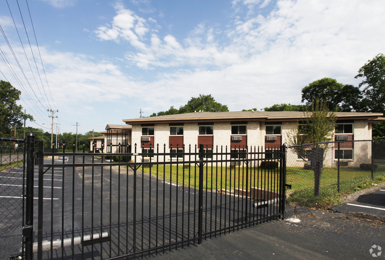 Primary Photo - Academy Apartments