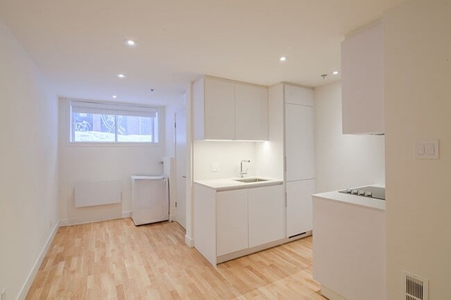 Building Photo - 25 Av des Pins O