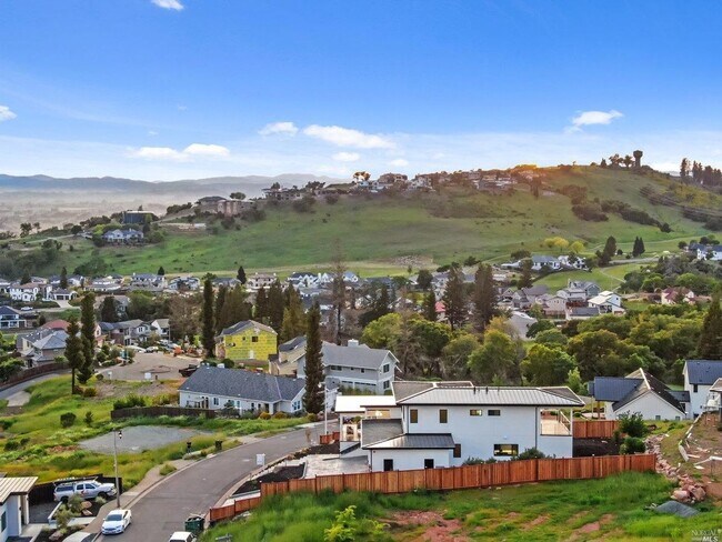 Building Photo - 4 Bedroom Home in Fountaingrove
