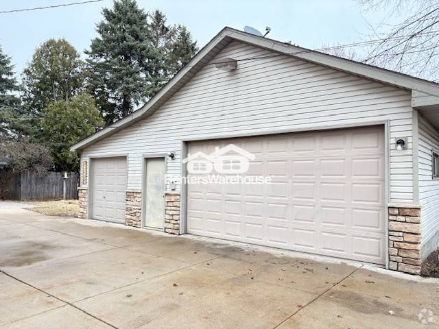 Building Photo - 132 Elm St S