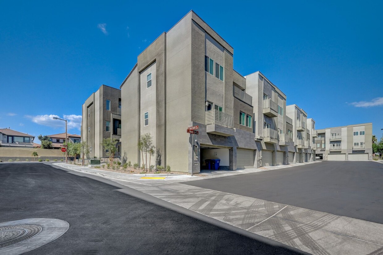 Foto principal - Three Bedroom | 3 Bath | 3 Story Townhome ...