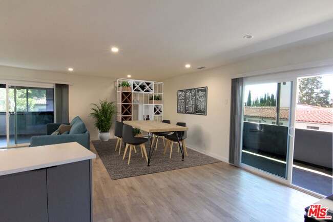 Foto del edificio - 2021 N Beachwood Dr