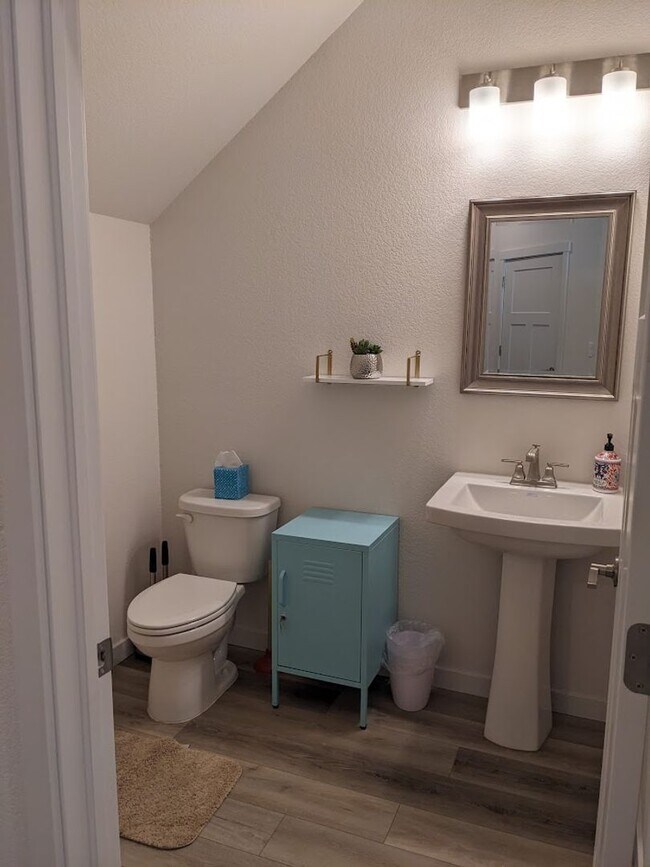 Building Photo - FULLY FURNISHED 3 Bed Luxury End Unit Townhome backs to Nature